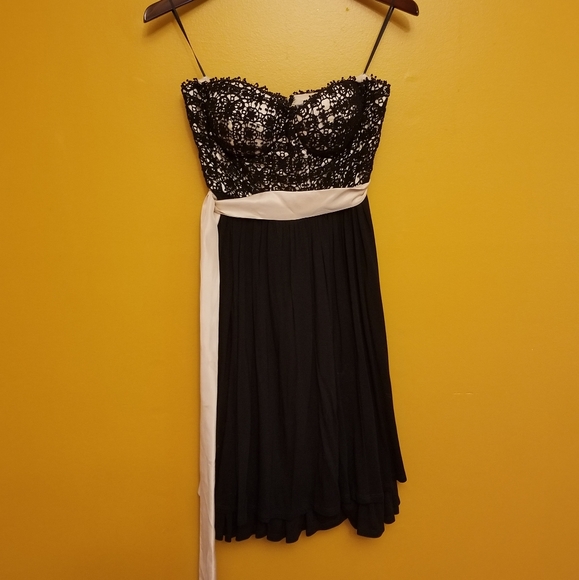 Strapless black crocheted bodice dress - Picture 2 of 4